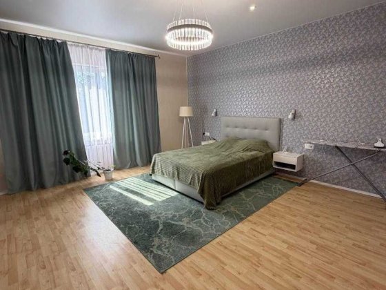 Будинок 338 м² у центрі Бородянки з ділянкою 8 соток