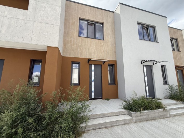 Продам терміново! Таунхаус 85 м² біля озера та лісу! 2 поверхи, 2 кім, 1 сотка. Документи готові під - фото 1