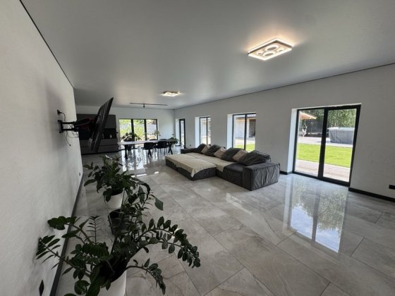 Продаж преміального  сучасного будинку з цікавим ремонтом 220 м² ,25 соток ,зона відпочинку 22 хв до