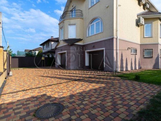 Продається триповерховий будинок з газом площею 260 м² на земельній ділянці 8,4 сотки у селі Гора Бо Кедина Гора