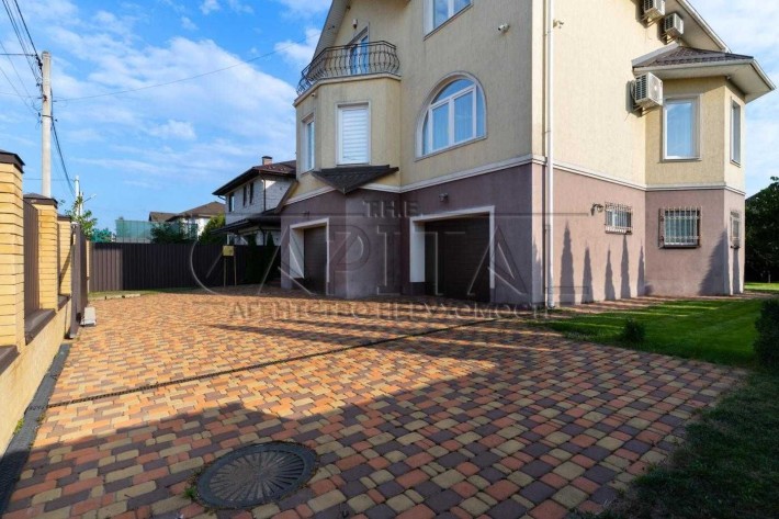 Продається триповерховий будинок з газом площею 260 м² на земельній ділянці 8,4 сотки у селі Гора Бо - фото 1