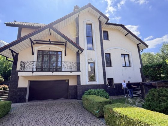 Будинок з газом і бомбосховищем в Іванковичах із розкішним ландшафтним садом