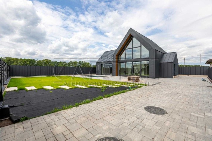 Будинок у стилі Barnhouse з басейном та системою «розумний дім» - фото 1