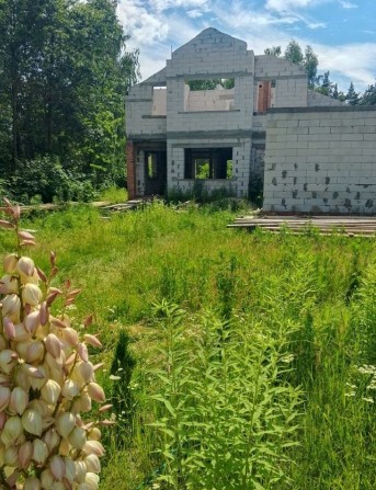 Продаж ділянки 12.5 соток із житловим дерев'яним  зрубом та будинком 300 кв.м в с. Малютянка (20 км  - фото 1