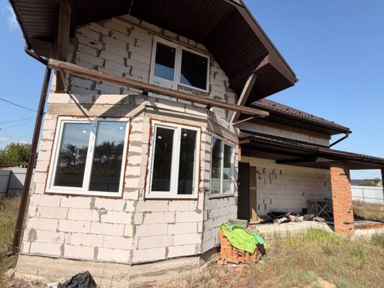 Добротний будинок під лісом , нема поряд критичних обʼєктів, тільки природа! Мощун.