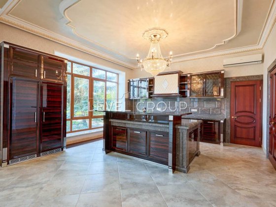 Продається розкішний маєток 503 м² на 40 сотках з власним причалом на березі Київського моря (с. Осе