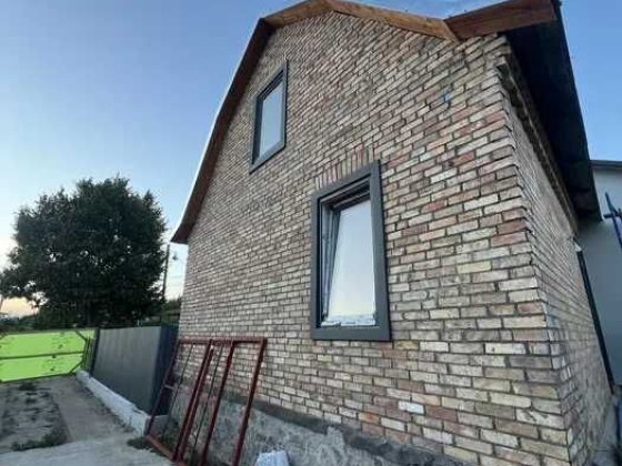 Будинок під Києвом, центр села - укриття, літня кухня, гараж, всі комунікації. Торг, обмін