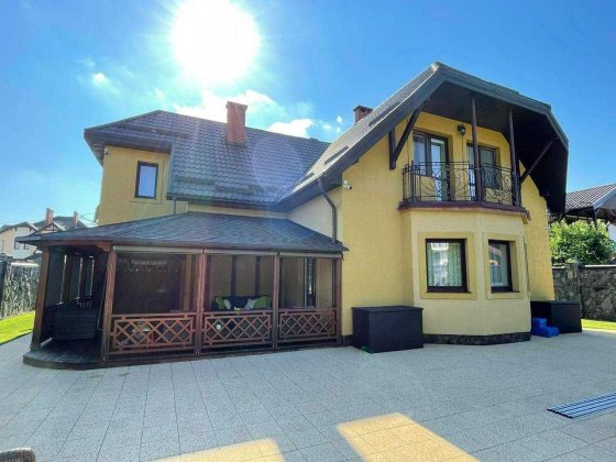Продаж окремостоячого будинку з басейном у Солонці Солонка