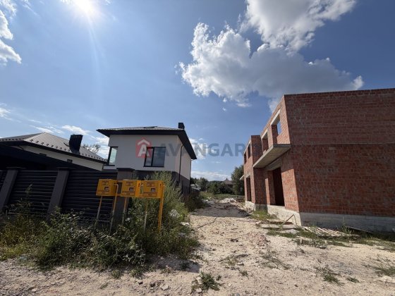 Продаж котеджу в Брюховичах — поруч із лісом та озером Брюховичі