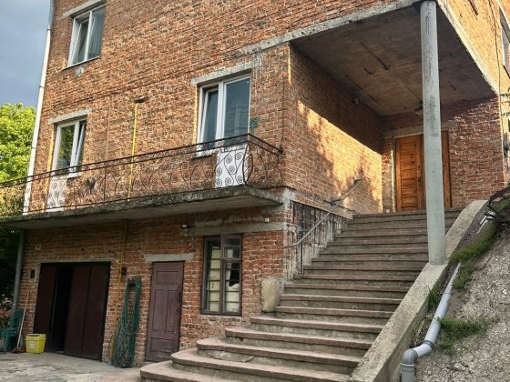 Продаж будинку в с. Давидів, ділянка 25 соток. Всі комунікації підключені. Давидов