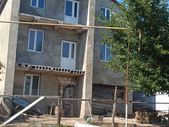 Продается 3-х этажный дом по немецкому   проекту без отделки ( окна, балконная дверь есть). Участок  Подільськ