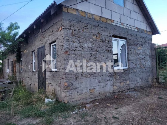 Будинок в Усатовому на великій ділянці землі Усатово