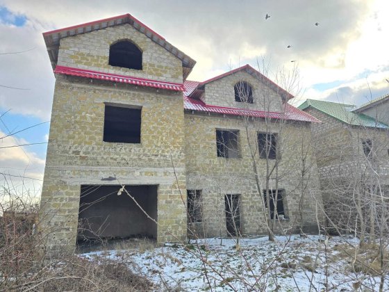 Капитальный крепкий дом коробка в обжитой улице. Усатово Усатове