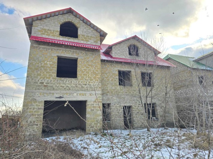 Капитальный крепкий дом коробка в обжитой улице. Усатово - фото 1