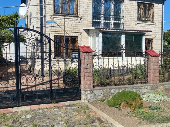 Продається будинок з великим гаражем у місті Первомайськ