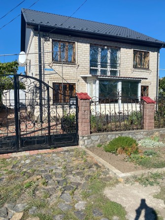 Продається будинок з великим гаражем у місті - фото 1