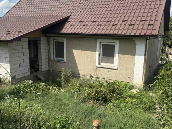 Будинок в самому центрі Дунаївець, зроблено чорнові роботи, є стяжка. Молодий сад, ділянка 7,5сот. Д Дунаевцы