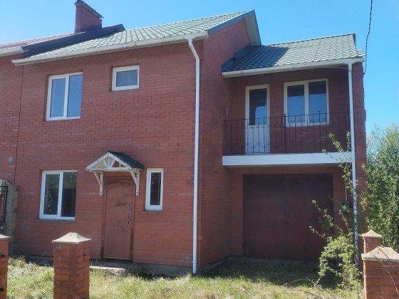 Продається 2-поверховий будинок з гаражем в  м.Красилів, район Левада Красилов