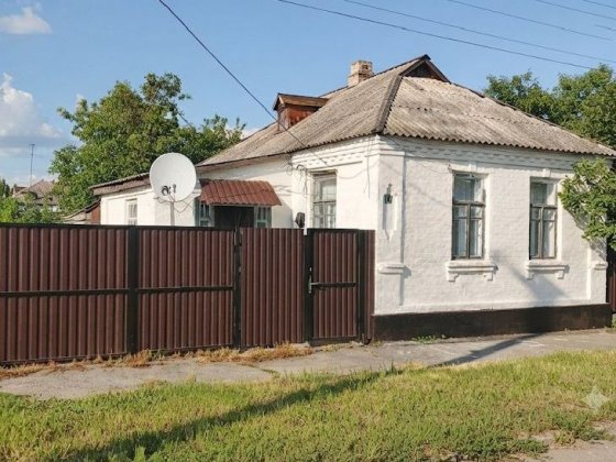 ПРОПОНУЄТЬСЯ ДО ПРОДАЖУ 2/3 частини житлового будинку у самому центрі м.Звенигородка Звенигородка