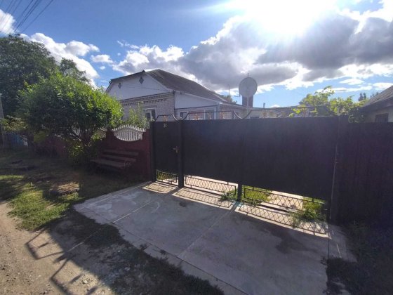 Продам житловий будинок, з гаражем. Мена