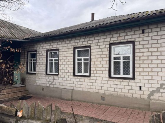 Продається затишний будинок площею 65 м² із присадибною ділянкою 10 соток у місті Остер! Остер