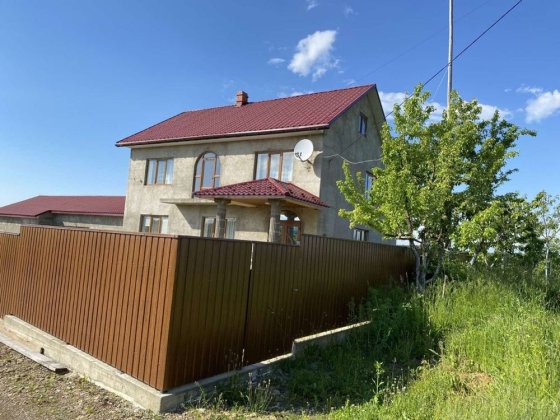 Продається гарний будинок біля лісу з власними ставками поруч Сторожинець