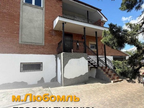 продаж двоповерхового будинку з басейном і сауною у Любомлі Любомль