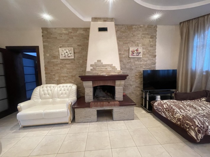Продам яскравий будинок  з ремонтом 360 м² на 10 сотках | Бровари, Торгмаш | 225 000 $| зі сховищем - фото 1