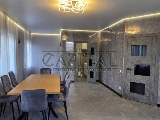 Пропонується до продажу просторий будинок площею 420 м², розташований на земельній ділянці 5 соток.