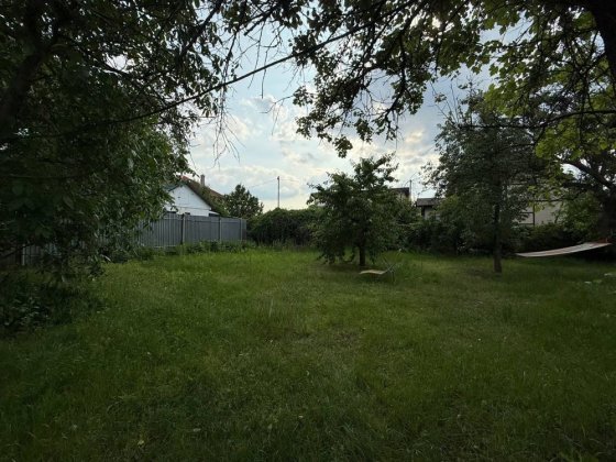 Продаж ділянки біля метро славутич з дачним будинком
