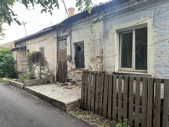 Продам  фасадну  частину будинку в центрі міста