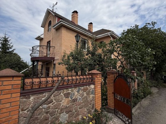 Терміновий продаж будинку в Києві. Русанівські Сади
