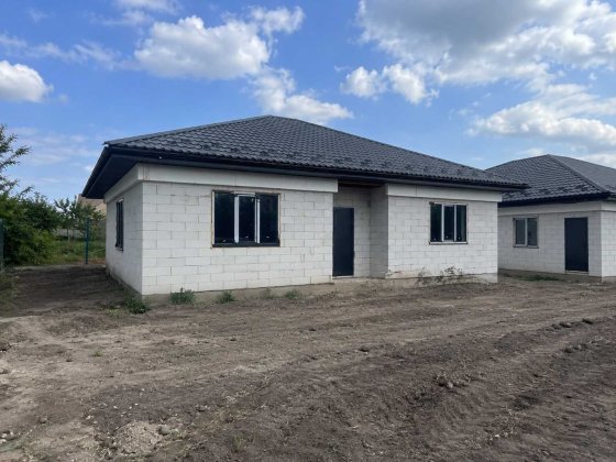Продам  будинок 100кв коробка