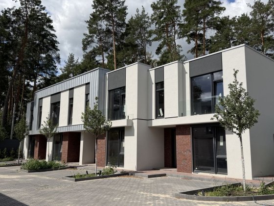 Продаж таунхаусу в закритому котеджному містечку в оточенні лісу, є розтермінування.