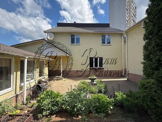 Держпрограми, Будинок основний 346 м2 + гостьовий, вул Новаторів 21/1, житловий стан