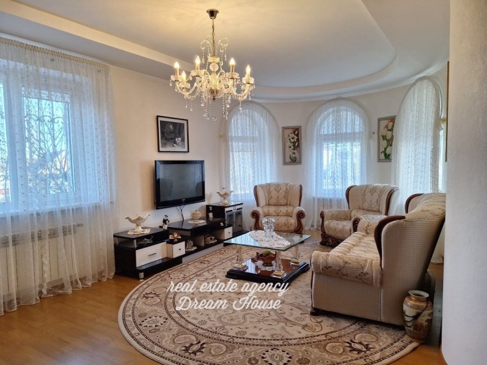 Будинок 334 м ремонт+ ПОВНА КОМПЛЕКТАЦІЯ, 9 соток , гараж, навіс м.Бориспіль - фото 1