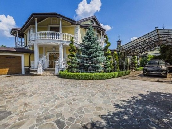 Продам добротний дом в Киеве с бассейном 12 соток.