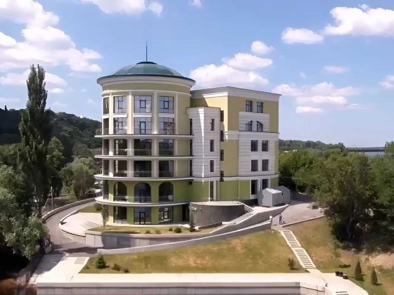 Продається 5 поверховий будинок 4106,1м з власним пірсом