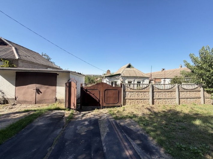 Продам будинок із приватизованими земельними ділянками - фото 1