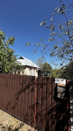 ПРОДАЖ затишного будинку з  великою ділянкою (25 соток) і молодим садом у с. Погреби - фото 1
