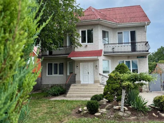 Приватний будинок 320 м.кв в місті. Повністю вмебльований. Луцк