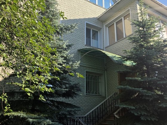 ПРОДАМ  роскошный 3х этажный особняк Кременчуг