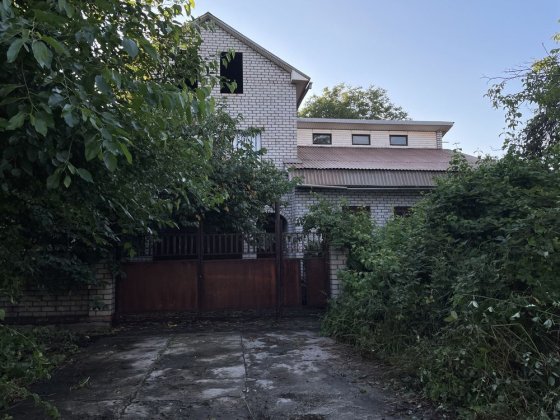 Будинок поряд з пл Визволення Кривой Рог