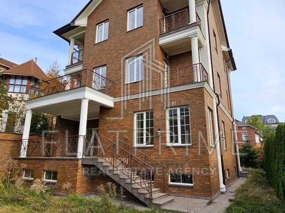 Будинок в англійському стилі по вул. Звіринецька