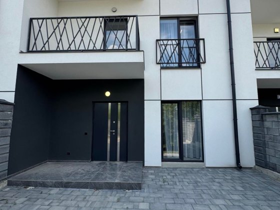 Продам котедж 90 м.кВ на Щасливому. розміщений на 2,5 сот приватизованої землі. Ровно