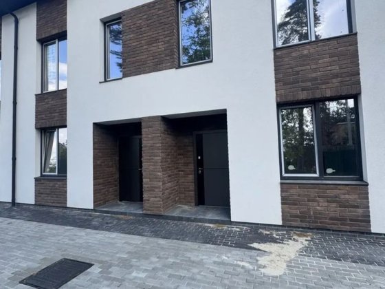 Продам таунхаус по дуже привабливій ціні . Вигідна інвестиція .