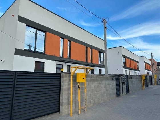 Продам котедж з усіма міськими комунікаціями та зручною локацією. Рівне