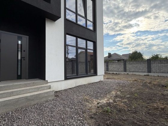 Теоміново продам готовмй котедж р-н Нового Двору,вул,Серпанкова. Ровно
