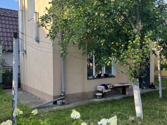 Чудовий утеплений будинок є тепла підлога. Є теплиця, поруч зупинка та школа 45750 Хмельницький