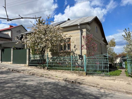 Привітний будинок поблизу центру міста Тернопіль